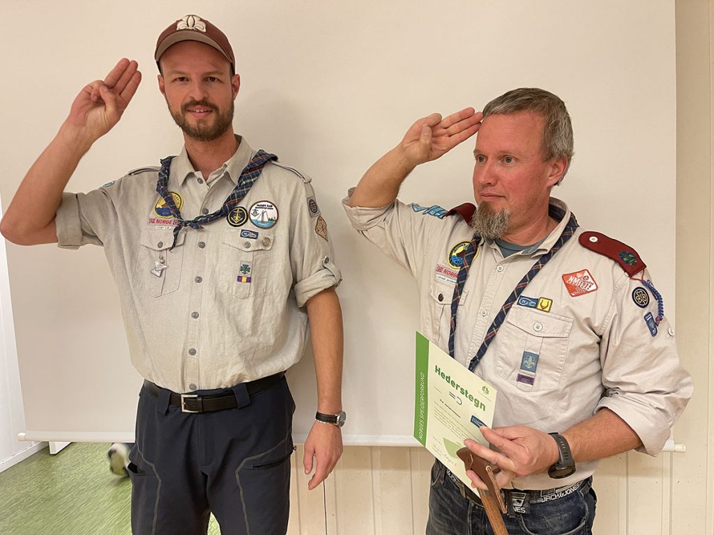 Kai Johannessen fra Fevang speidergruppe mottok NSFs Hederstegn av kretsleder Anders Øilo Marcussen på kretstinget 23. oktober 2026