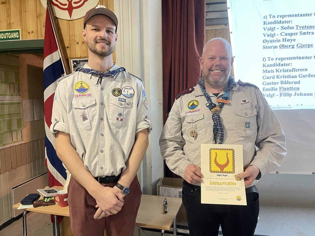 Jørgen Tangen tildeles Åregaffærn for 2026 av kretsleder Anders Øilo Marcussen